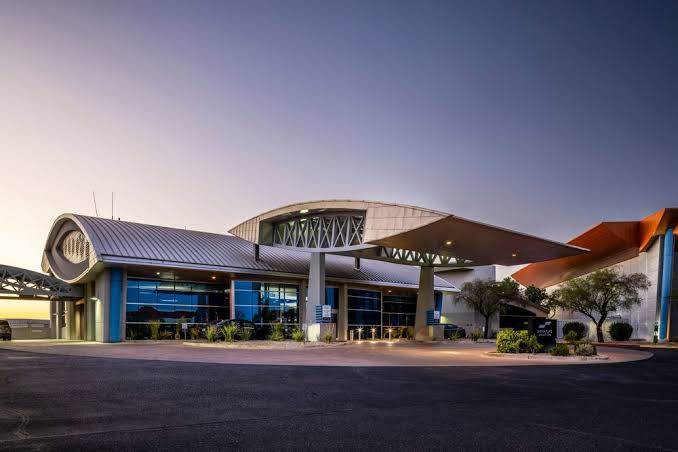 Signature Aviation chauffeur & car service at Scottsdale Airport (SDL)
